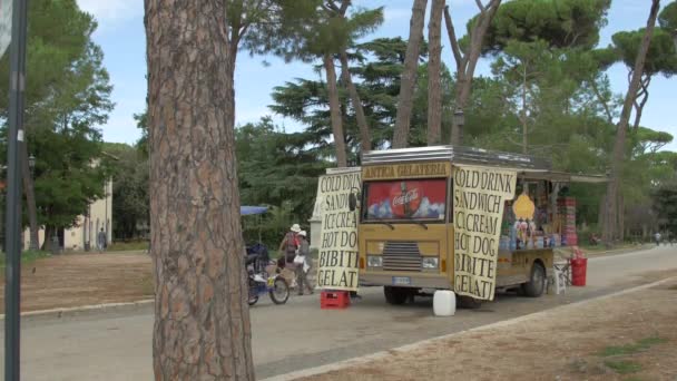 Люди Проезжающие Мимо Фургона Мороженым — стоковое видео