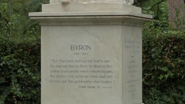 Vista Estatua Lord Byron — Vídeo de stock