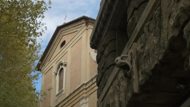 Blick Auf Eine Alte Mauer Der Nähe Einer Kirche — Stockvideo