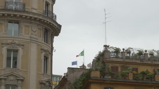 Flagi Machające Dachu Budynku — Wideo stockowe
