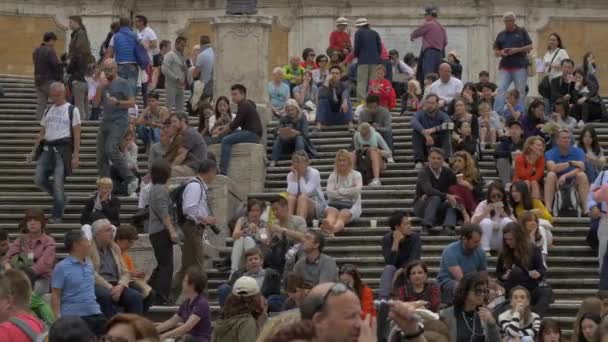 ローマのスペイン階段でリラックスした人々 — ストック動画