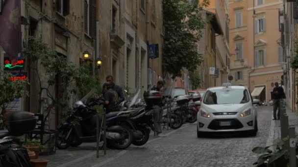 Taxi Auto Rijden Een Smalle Straat — Stockvideo
