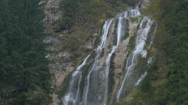 Wysoki Wodospad Skałach Górskich — Wideo stockowe