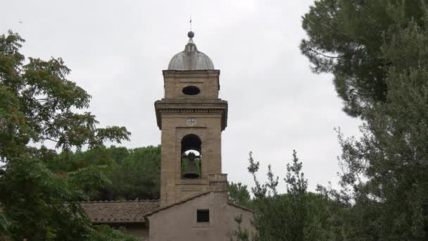 Glockenturm Santi Nereo Achilleo — Stockvideo