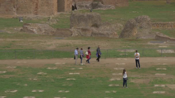 Turisti Piedi Vicino Rovine — Video Stock