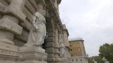 Roma 'daki Adalet Sarayının önündeki mermer heykeller.