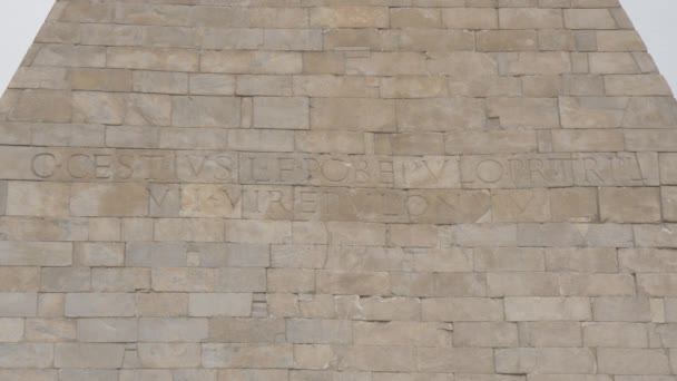 Mermer Bir Duvarda Latince Yazılar — Stok video