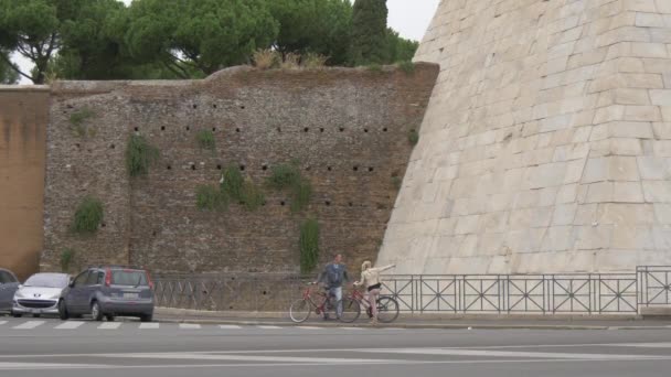 Mensen Met Fietsen Bij Piramide Van Cestius Rome — Stockvideo
