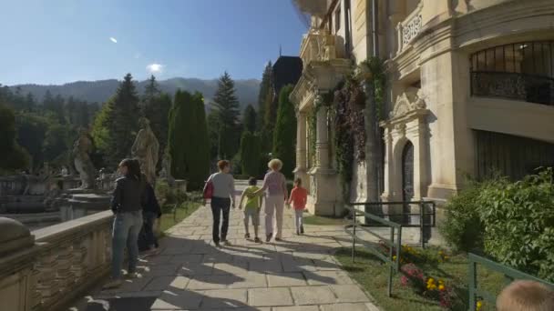 Spaziergang Auf Einer Gasse Der Nähe Von Schloss Peles — Stockvideo