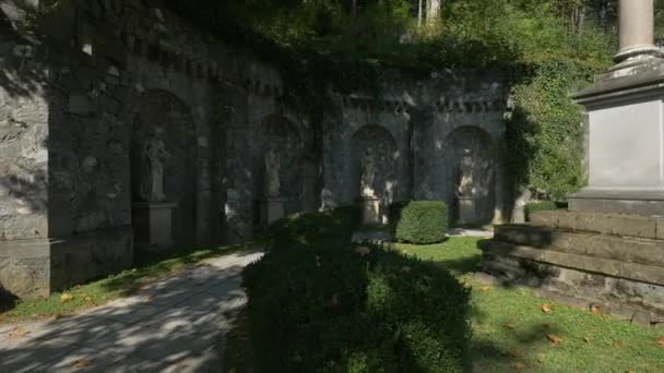 Standbeelden Bij Een Monument — Stockvideo