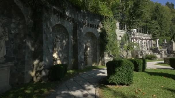 Skulpturen Entlang Einer Gasse — Stockvideo