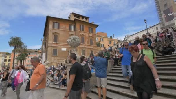 Entspannen Auf Der Spanischen Treppe Rom — Stockvideo