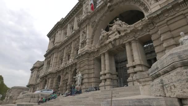 Άνθρωποι Αναπαύονται Στα Σκαλιά Του Παλατιού Της Δικαιοσύνης Στη Ρώμη — Αρχείο Βίντεο