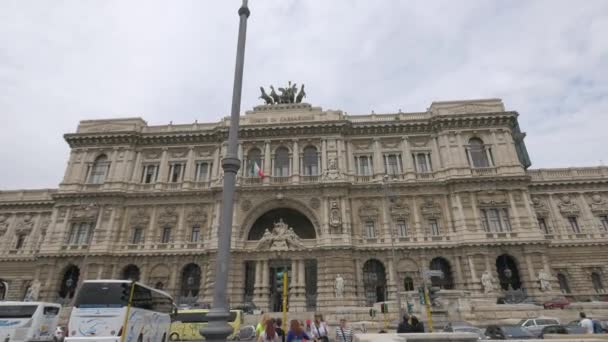 Fasáda paláce spravedlnosti v Římě