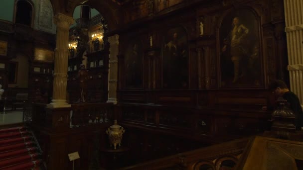 Vrouwen Gaan Trap Peles Castle — Stockvideo