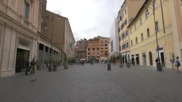 Gente Caminando Por Una Calle Empedrada Roma — Vídeo de stock