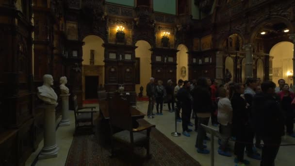 Touristen Warten Einem Zimmer Schloss Peles — Stockvideo