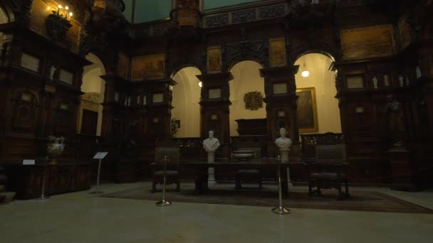 Σπάστε Αγάλματα Κοντά Ένα Τραπέζι Στο Κάστρο Peles — Αρχείο Βίντεο