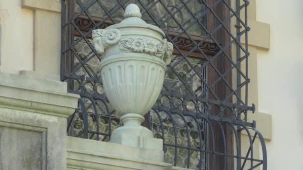 Escultura Urna Piedra Frente Una Ventana — Vídeos de Stock