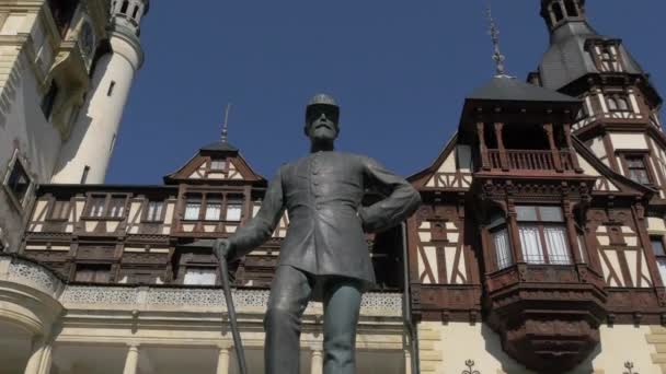 König Carol Skulptur Auf Schloss Peles — Stockvideo
