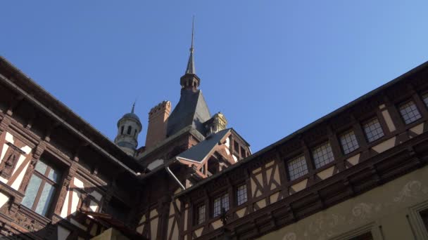 Turm Vom Innenhof Des Schlosses Peles Aus Gesehen — Stockvideo