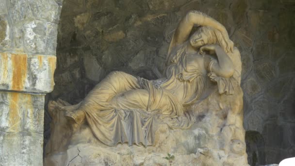 Widok Posągu Śpiącej Kobiety — Wideo stockowe