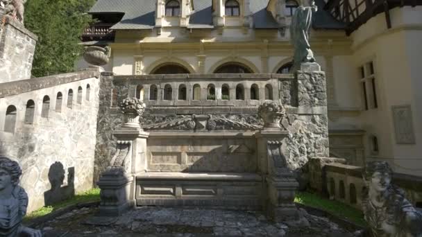 Stenen Bank Bij Peles Castle — Stockvideo