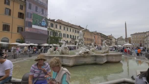 Personas Sentadas Fuente Neptuno Roma — Vídeos de Stock