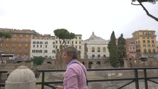 로마의 폐허에 관광객들 — 비디오