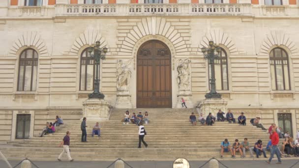 Lidé Sedící Schodech Palazzo Montecitorio — Stock video