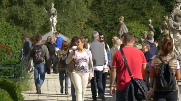 Besuch Eines Gartens Mit Statuen — Stockvideo