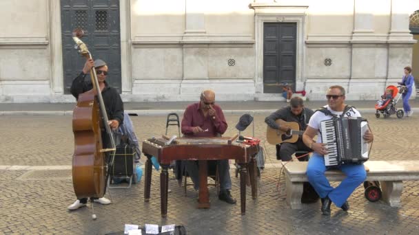 Grupo Artistas Callejeros Jugando Calle — Vídeos de Stock