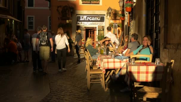로마에서 식사를 사람들 — 비디오