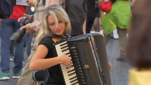 Giovane Donna Che Suona Fisarmonica — Video Stock