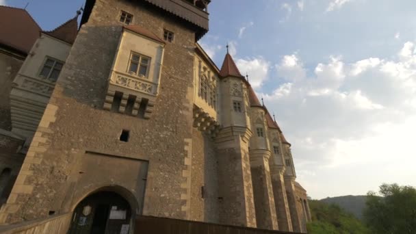 Puerta Principal Del Castillo Corvin — Vídeo de stock