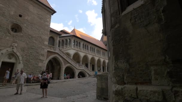 Touristes Dans Cour Intérieure Château Corvin — Video