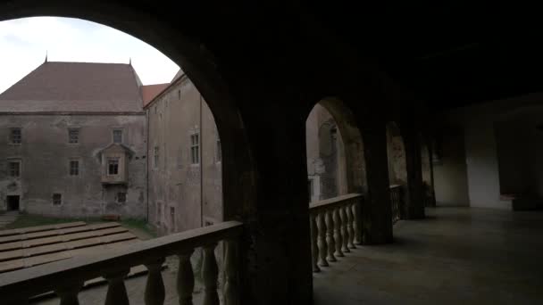 Cortile Interno Del Castello Corvin Visto Dal Corridoio — Video Stock