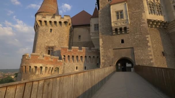 Caminando Por Puente Del Castillo Corvin — Vídeos de Stock