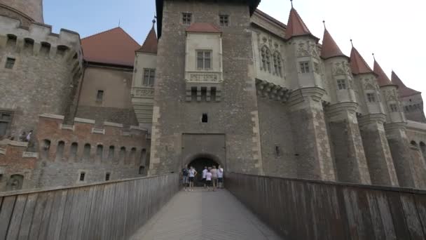 Touristen Eingangstor Von Schloss Corvin — Stockvideo
