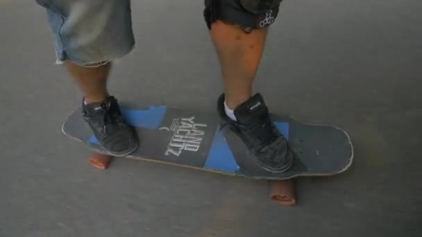 Longboarder Estrada — Vídeo de Stock