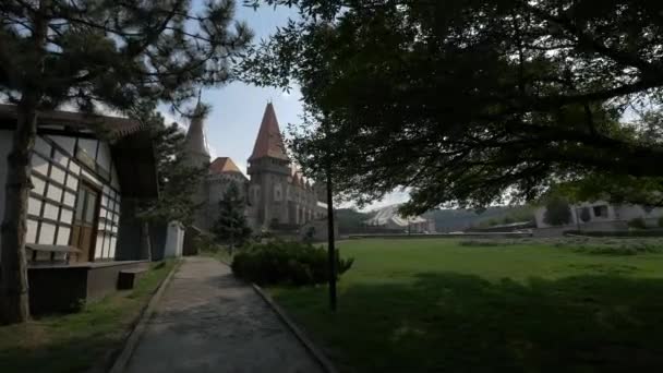 Husarilor Tuin Buurt Van Corvin Castle — Stockvideo