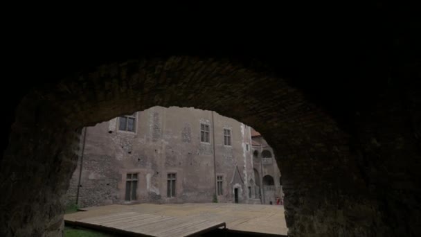 Entrada Del Patio Interior Del Castillo Corvin — Vídeos de Stock