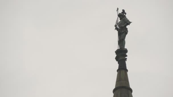 Χαμηλή Γωνία Αγάλματος Ιππότη — Αρχείο Βίντεο