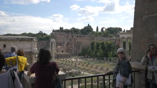 Turister Som Tar Bilder Från Observationspunkt Rom — Stockvideo