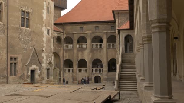 Corte Interior Del Castillo Corvin — Vídeo de stock