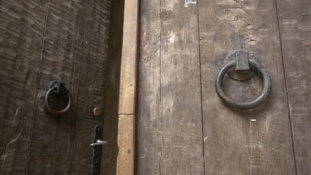 Tahta Kapıdaki Kapı Tokmakları — Stok video