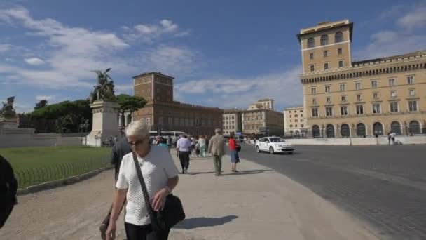 Människor Som Går Dei Fori Imperiali — Stockvideo