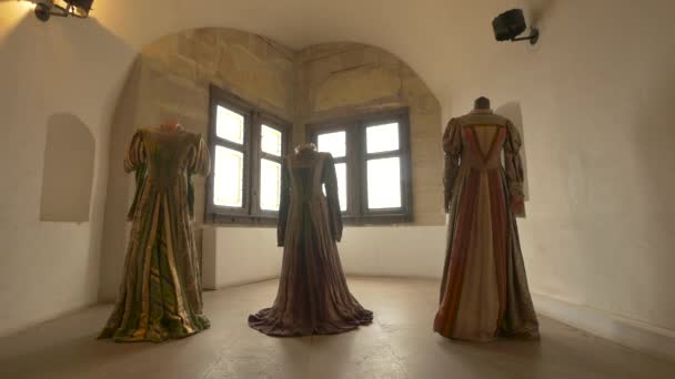 Φορέματα Στο Δωμάτιο Πριγκίπισσες Corvin Κάστρο — Αρχείο Βίντεο