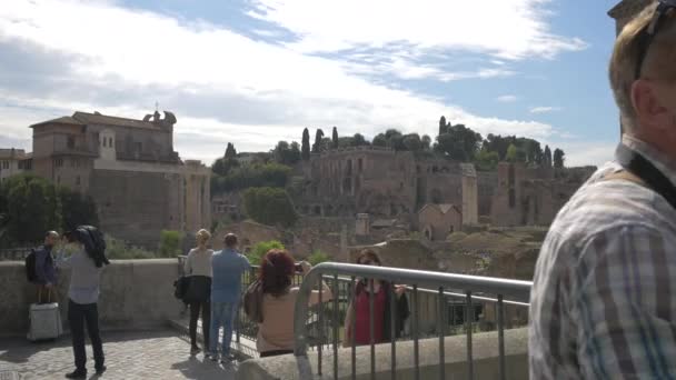 Touristes Prenant Des Photos Des Ruines — Video