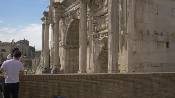 Tomando Fotos Cerca Del Arco Septimio Severo — Vídeos de Stock